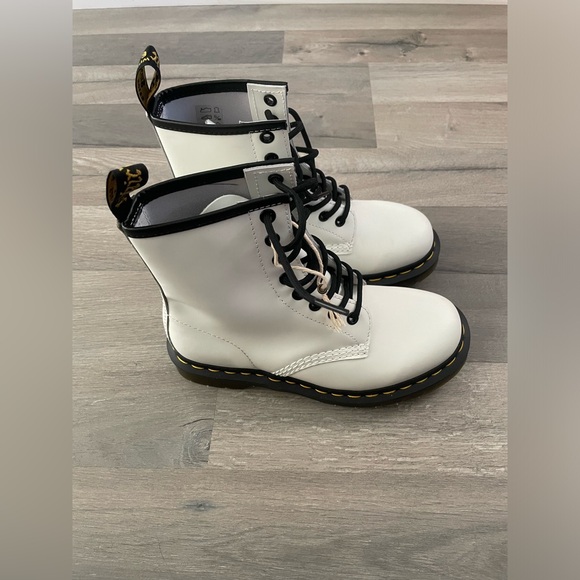 DR. MARTENS 1460 WOMEN'S SMOOTH LEATHER LACE UP BOOTS - Picture 13 of 16